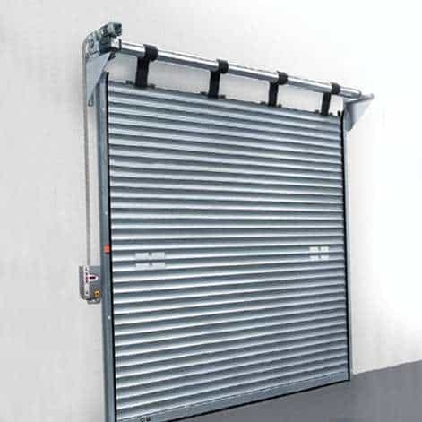 porta de garagem rolante de metal fechada com controle elétrico